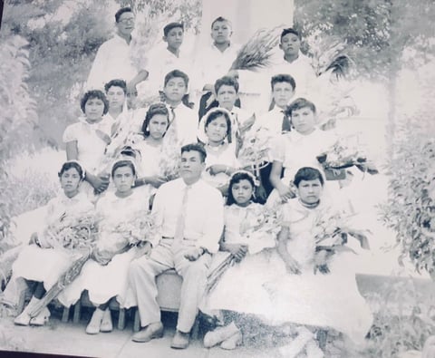 11112018 Generación 1958 de la Escuela Rural Manuel N. Oviedo con el Profesor Víctor Campos Córdova en El Cambio, Coahuila.