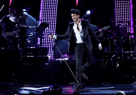 Sebastián Yatra fue uno de los invitados a la ceremonia donde también interpretó un tema de los éxitos de la banda.