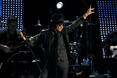Enrique Bunbury también se hizo presente en el homenaje donde cantó Vivir sin aire.
