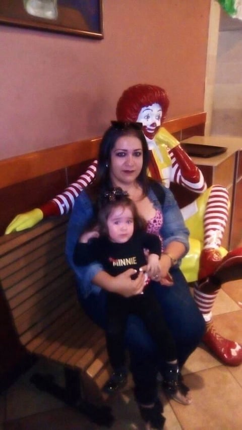 15112018 Alejandra con su hija, Victoria.