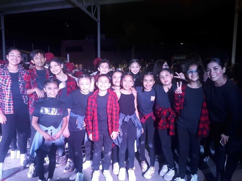 15112018 Alumnas del grupo de hip hop del Instituto Sanford con Miss Argie. Obtuvieron el 2° lugar en la categoría Big kids en la competencia
de baile escolar del Colegio Excélsior.
