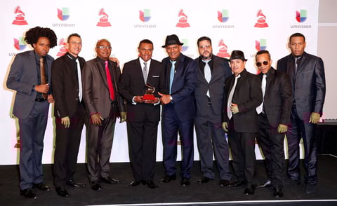 José Alberto con el grupo Santiaguero El Canario y El Septeto.