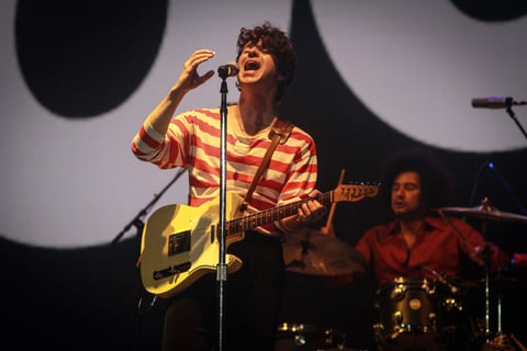 La banda inglesa The Kooks, provocó gritos y aplausos.