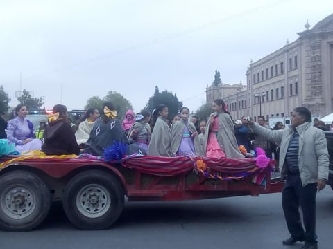 Carros alegóricos desfilaron por las calles de Saltillo.