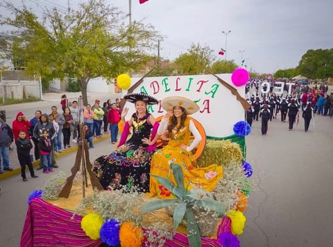 Los asistentes se dieron cita por las calles de Piedras Negras para presenciar el desfile.