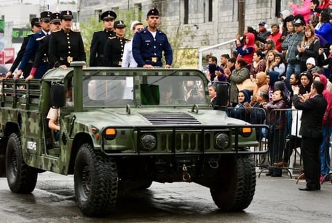 Carros militares desfilaron en Saltillo.