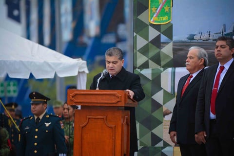 El gobernador de Coahuila durante el desfile de la Revolución Mexicana en Monclova.