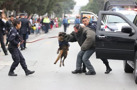 Se hicieron presentes elementos policiacos con agentes caninos.