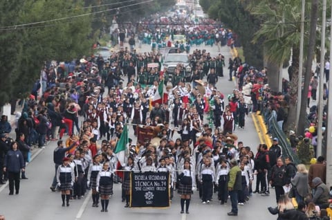 Durante el desfile hubo la participación de siete contingentes, cinco de los cuales de nivel educativo con 5 mil 748 alumnos de 58 instituciones educativas.