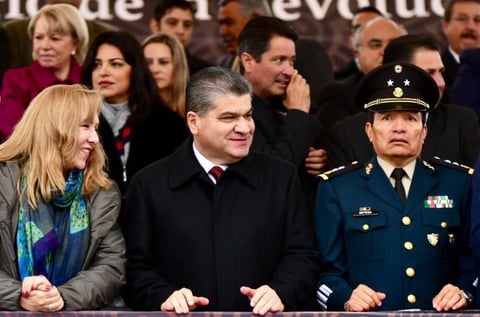El gobernador Miguel Ángel Riquelme disfruta del desfile junto a autoridades militares en Monclova.