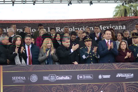 Por primera vez en la historia contemporánea, un gobernador presidió en Monclova el desfile de aniversario de la Revolución Mexicana.