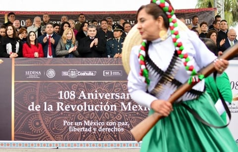 El gobernador del Estado, Miguel Ángel Riquelme Solís, acompañado por el alcalde Jesús Alfredo Paredes López y por autoridades militares, encabezó el tradicional Desfile Revolucionario.