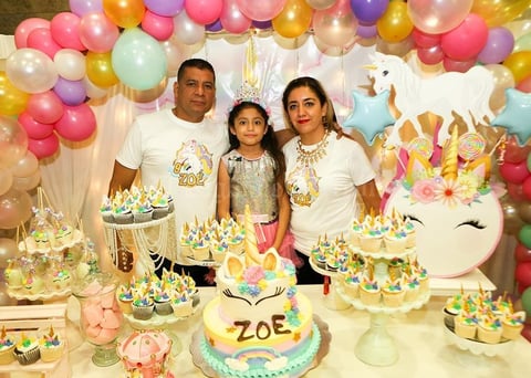 21112018 MUCHAS FELICIDADES.  Zoé González Hernández acompañada de sus papás, Horacio González e Isela Hernández, en la fiesta que le organizaron con motivo de sus 9 años de vida.