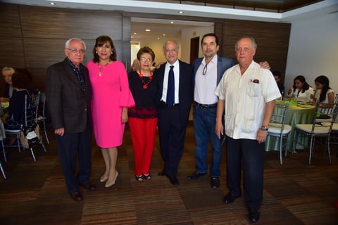 22112018 Posan para la foto.