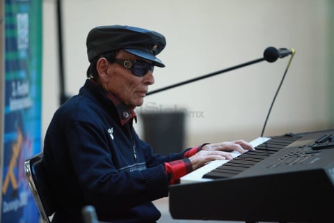 Fue hasta los 19 años de edad cuando fundó su primera agrupació, la Orquesta de la Juventud.