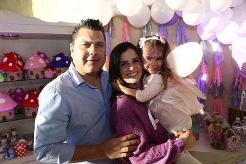 Muy feliz con sus papás. Jaime Aguilar Puente y Marcela Salum de Aguilar.