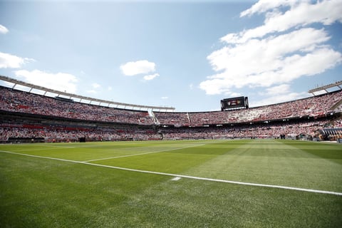 El campo se quedó esperando.