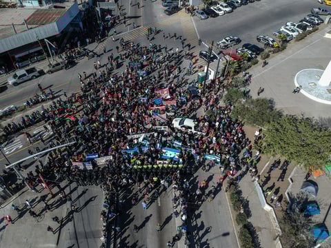 Este continente que se ha dispersado en varios puntos del muro con el afán de cruzar pertenecían a un grupo inicial que hoy, en una marcha en un principio pacífica, buscaba llegar a la garita.