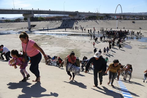 Migrantes intentan cruzar muro con EU