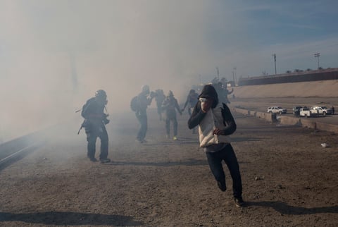 Migrantes intentan cruzar muro con EU