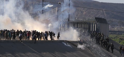 El hecho se dio en el puente El Chaparral, de la ciudad de Tijuana, en el estado de Baja California
