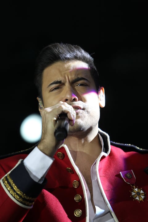 Rivera dejó sus más grandes hits para el final, 'Fascinación', 'Me muero' y '¿Cómo pagarte?', para luego dejar de lado el pop y la balada y poner fin a la presentación con el ritmo urbano de 'Regrésame mi corazón', su reciente corte promocional.
