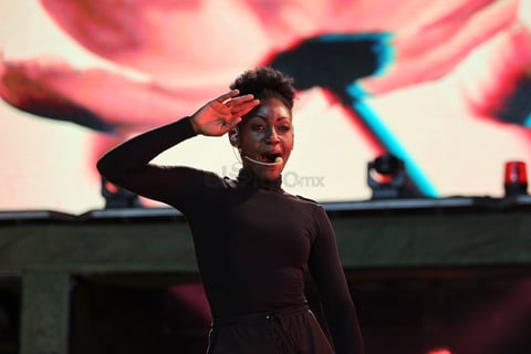 El espectáculo continuó con 'Te amo hoy', 'Sería más fácil', 'Volveré', 'Grito de guerra' y 'Si te vas', apoyado por cuatro bailarines, dos coristas y ocho músicos con los que montó llamativas coreografías y escenas entre cada número.