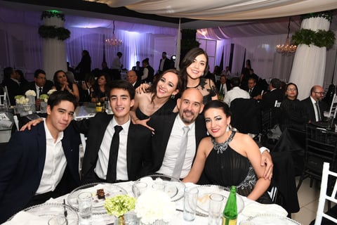 Miguel Luna, Carlos Villalobos, Manuel Peyro, Liliana Galindo, Andrea Peyro y Karine Peyro.