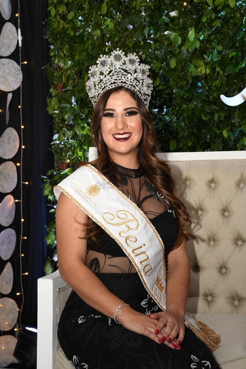 Alejandra Bustamante González, reina del 64 aniversario del Club Campestre de Durango.