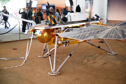 Sonda inSight de la NASA toca suelo marciano
