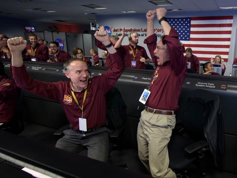 Además, la NASA recibió a las 11:58 hora local de Pasadena (19.58 GMT) la primera fotografía enviada desde Marte por InSight.