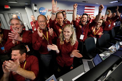 Los científicos y técnicos de la NASA en la sala de control en Pasadena reaccionaron con una gran alegría, aplausos y abrazos colectivos a la esperada noticia de que InSight había concluido su viaje espacial con éxito.