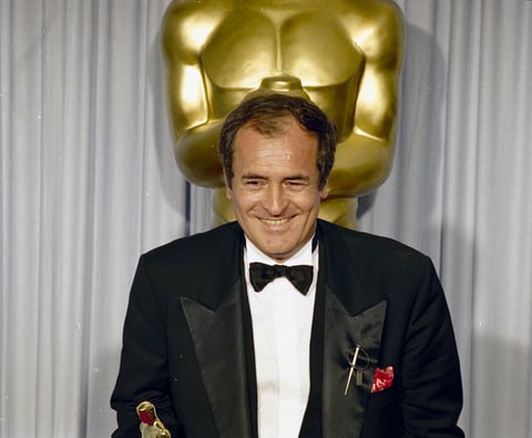 Bertolucci entró en el mundo del celuloide con 20 años de la mano de Pier Paolo Pasolini, a quien asistió durante el rodaje de Accattone (1961).