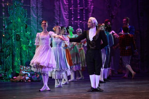 Este cuento tiene un final feliz, dentro de una hermosa historia de Navidad, donde la gracia de las bailarinas y los perfectos movimientos de los bailarines forman una coreografía que te evade de la realidad por más de una hora.