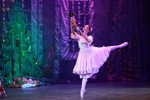 El Cascanueces fue estrenado por primera vez el 17 de diciembre de 1892, en el legendario Teatro Mariinskii de San Petersburgo, bajo la coreografía original de Lev Ivanov, el libro de Marius Petipa y la música de Piotr I. Tchaikovsky.