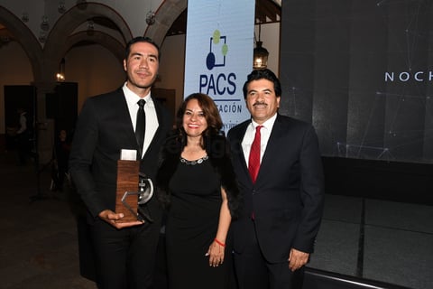 Eduardo Estrada acompañado de la Dra. Ana Beatriz González y Dr. José Ramón Enríquez.