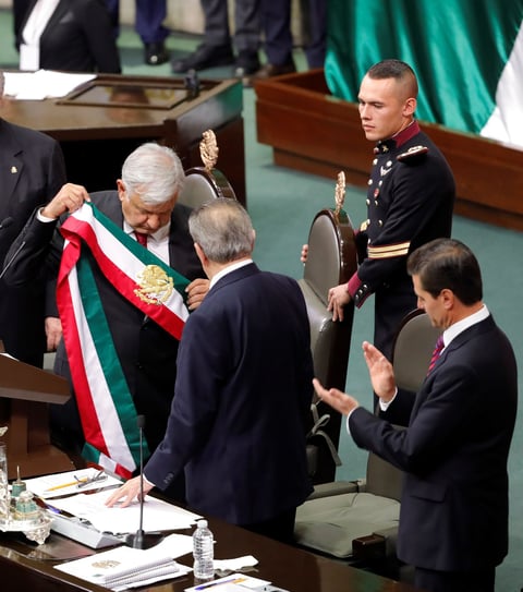 Muñoz Ledo le entregó la Banda Presidencial.