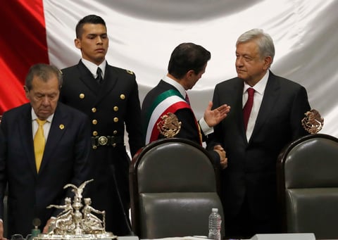López Obrador en la tribuna con López Obrador.