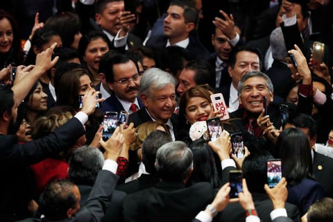 AMLO fue recibido entre selfies.