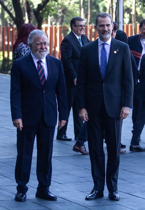El Rey de España Felipe VI  a su llegada acompañado de Alejandro Encinas.
