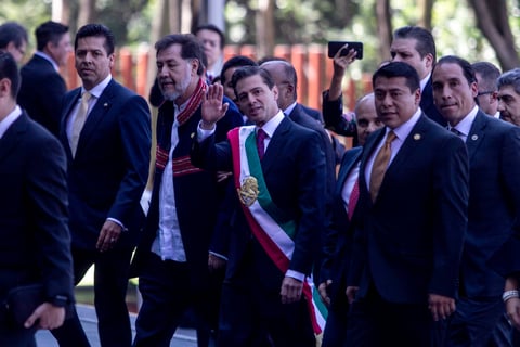 El presidente arribó con la banda presidencial.