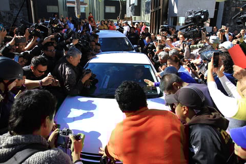 AMLO salió de su casa entre una multitud que lo esperaba a las afueras.