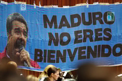 Colocaron una manta en rechazo de la invitación a Maduro.