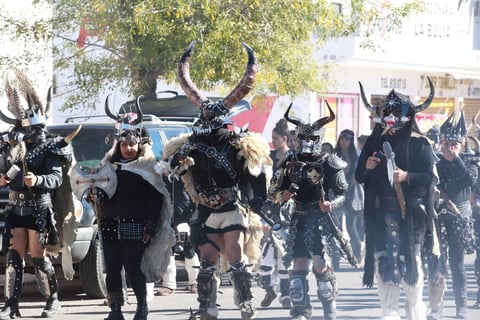 La danza "Vikingos" es una de las más atractivas para los paseantes que acuden a presenciar este espectáculo guadalupano.