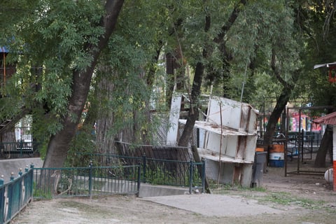 Además, se ha vuelto recurrente el reporte de zonas muy oscuras, ante la falta de luminarias en tramos bastante amplios de la pista principal de trote.