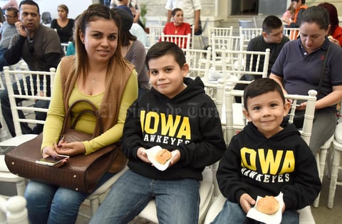 01122018 EN FAMILIA.  Ivonne, José Ángel y Cristian.