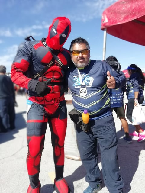 06122018 Darío Zúñiga con Deadpool al finalizar la 21K Autopop.