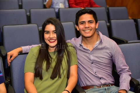 07122018 EN UNA CONFERENCIA.  Ángela y Cristian.
