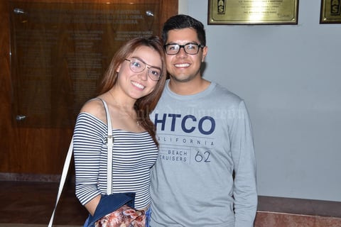 07122018 EN EL TEATRO.  Carolina e Iván.