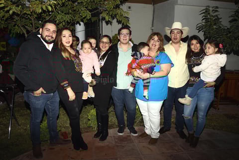 Elias y Melissa, Jacobo y Victoria, Edith y Manuel, y nietos